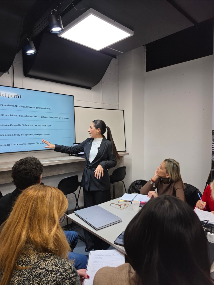 Clara Pérez dando una clase